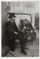 Gustave Ferrié à côté de sa première machine TSF, vers 1900